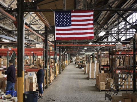 طلبيات المصانع الأمريكية تسجل ارتفاعاً بأعلى من التقديرات خلال أغسطس الماضي