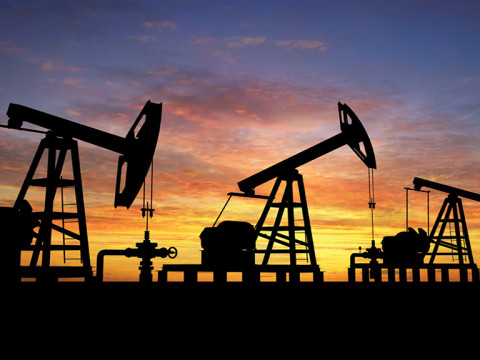النفط يتراجع عند تسوية تعاملات اليوم.. مع ترقب صدور محضر لجنة الفيدرالي غداً