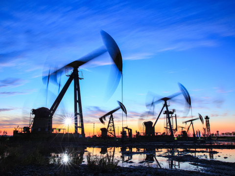 النفط يسجل ارتفاعاً مع ترقب صدور بيانات المخزونات الأمريكية