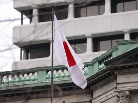 بنك اليابان يحافظ على بقاء سعر الفائدة و التحكم في منحنى العائد قبل تولي أويدا رئاسة البنك
