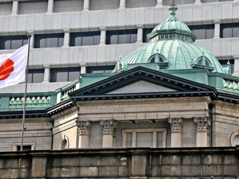بنك اليابان يتجنب فرصة الخروج من السياسة السهلة على المدى القريب