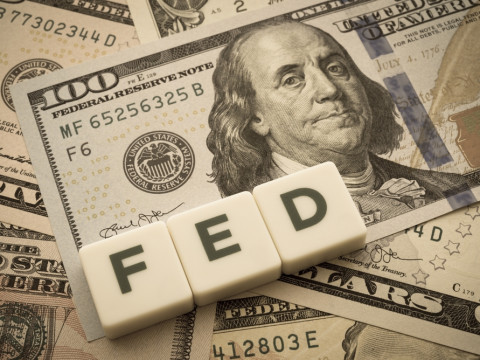 الدولار المريكي يسجل ارتفاعاً، مع ترقب اجتماع الفيدرالي الأمريكي