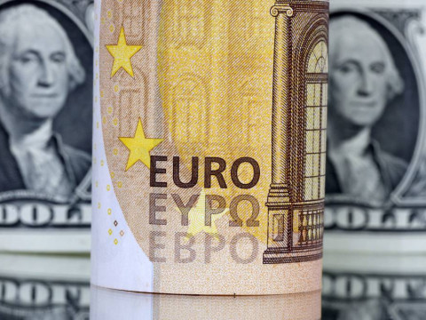 الدولار يتراجع.. واليورو يرتفع ويقترب من أعلى مستوياته في 9 أشهر