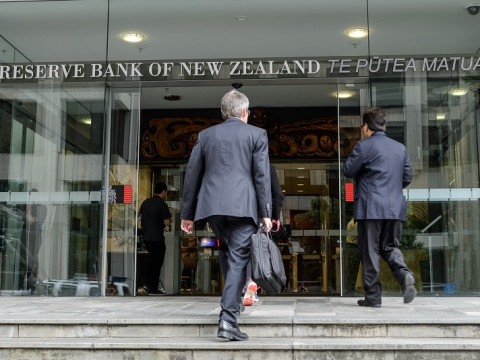 البنك المركزي النيوزيلندي يبقى على أسعار الفائدة ثابتة دون تغيير يوم الأربعاء