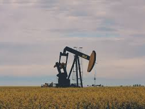 النفط يحافظ على انتعاش الأسبوع الماضي بعد تمديد أوبك+ بخفيض الانتاج