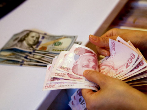 الليرة التركية تتراجع لمستوى قياسي جديد أمام الدولار