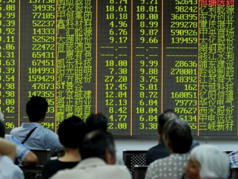 الأسهم الصينية تتراجع عقب هبوط قوي للعملة المحلية أمام الدولار