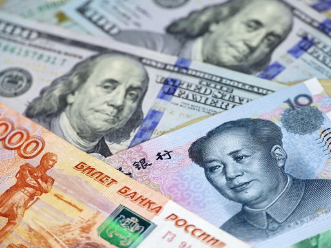 أسعار العملات في آسيا ترتفع نتيجة لانخفاض الدولار وسط تراجع المخاوف بشأن أزمة البنوك