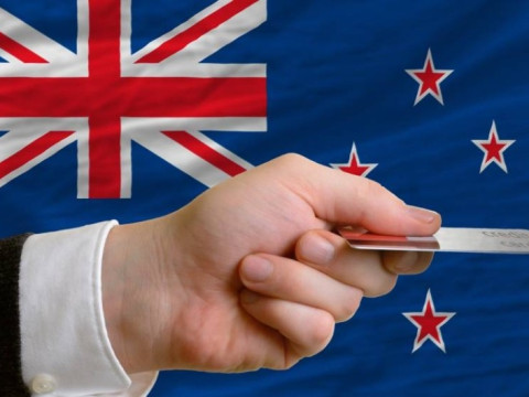 الحكومة النيوزيلندية تتوقع ركوداً العام المقبل ولكن عجز الميزانية أضيق