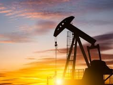 أسعار النفط تنخفض بشكل طفيف يوم الخميس بعد ارتفاعها بنسبة 1 في المائة في اليوم السابق