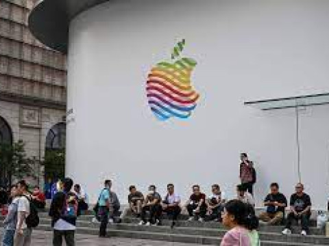 Apple Shares Tumble Amid China’s Increasing iPhone Restrictions