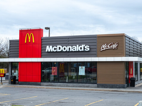 ماكدونالدز تتصدر توقعات الأرباح  وتحذر من استمرار التضخم قصير الأجل