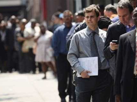 طلبات إعانة البطالة الأمريكية تسجل تراجعاً خلال الأسبوع الماضي بأقل من المتوقع