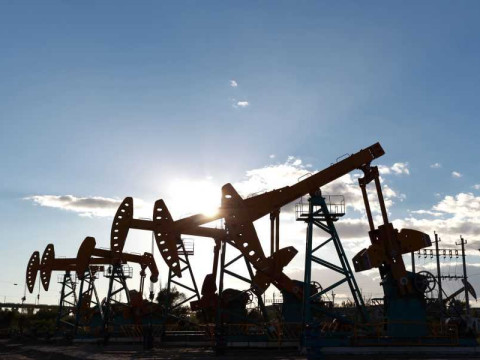 انخفاض خام النفط عند تسوية تعاملات اليوم ويتجه لتحقيق مكاسب أسبوعية