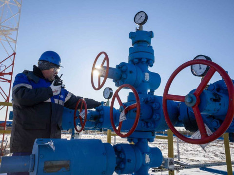 أسعار النفط تقفز 2% عقب الهجمات الأوكرانية على مصافي روسية