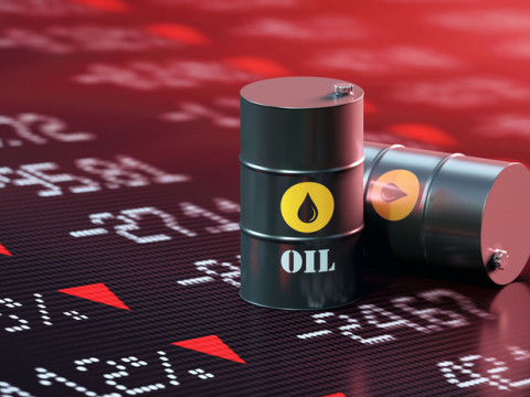 النفط ينخفض بعد البيانات الاقتصادية الضعيفة وخطاب جيروم باول في بؤرة الاهتمام