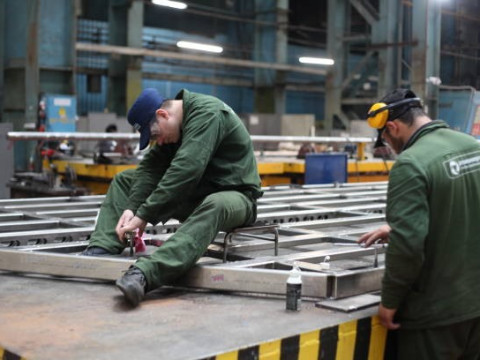 نشاط التصنيع في روسيا ينمو في مارس بأعلى وتيرة منذ 18 عامًا