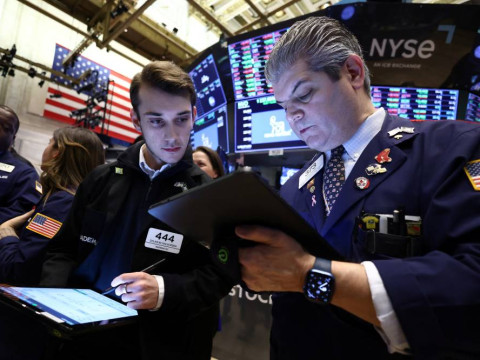 الأسهم الأمريكية تسجل تراجعاً عقب صدور بيانات المنتجين والبطالة الأمريكية