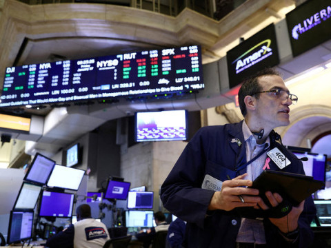 الأسهم الأمريكية تسجل ارتفاعاً.. و"داو جونز" يقفز  إلى 140 نقطة