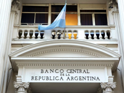 بنك الأرجنتين يقرر تثبيت الفائدة عند 75% مع تباطؤ التضخم الشهري