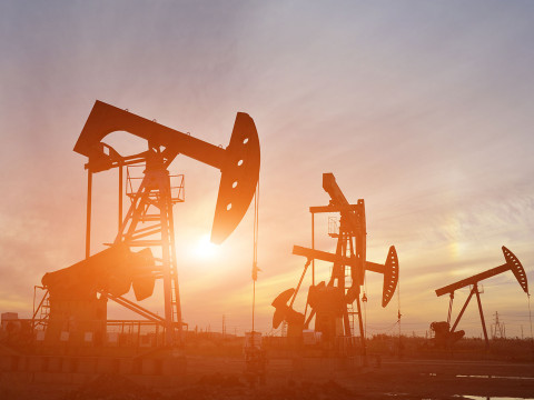 أسعار النفط ترتفع بشكل معتدل يوم الثلاثاء بعد انخفاض حاد في الجلسة السابقة