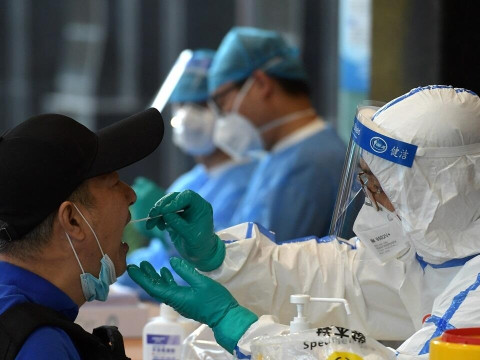 الصين تعلن عن تراجع إصابات "كوفيد-19" وتخفيف متطلبات الاختبار