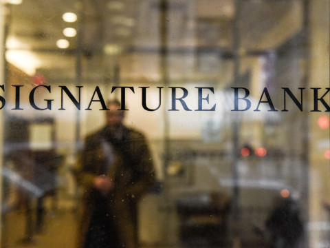 "نيويورك كوميونيتي بنك" يشتري معظم أعمال "سيجنتشر" المتعثر