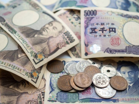 الين يهبط بقوة عقب قرار بنك اليابان برفع أسعار الفائدة