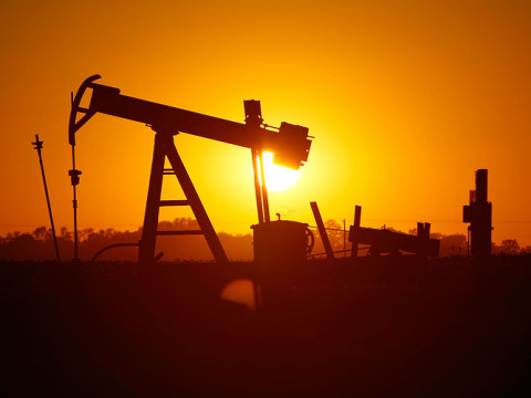 تراجع كبير في أسعار النفط بسبب القلق بشأن كثرة المعروض
