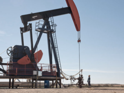 النفط يشهد حالة من الاستقرار بدعم من انكماش المعروض وتكهنات بتمديد اتفاق أوبك