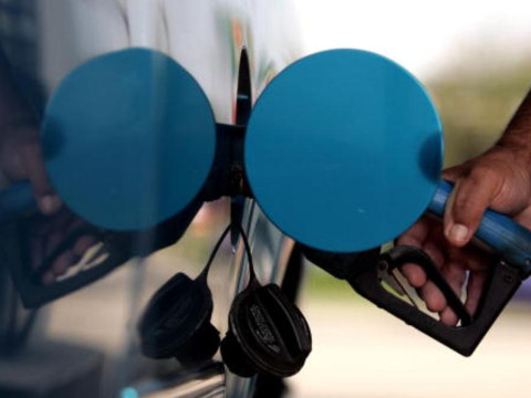 أسعار البنزين في الولايات المتحدة تنزلق مع عودة صناعة النفط بعد أزمة هارفي