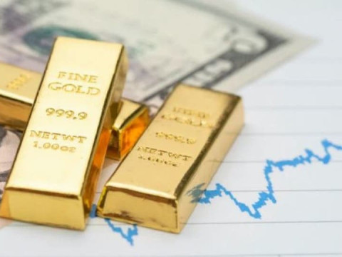 أسعار الذهب تواصل تراجعها متغاضيه عن تراجع مؤشر الدولار الأمريكي للأدنى في 30 شهراً