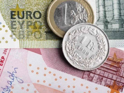 اليورو ينخفض أثناء تعاملات اليوم