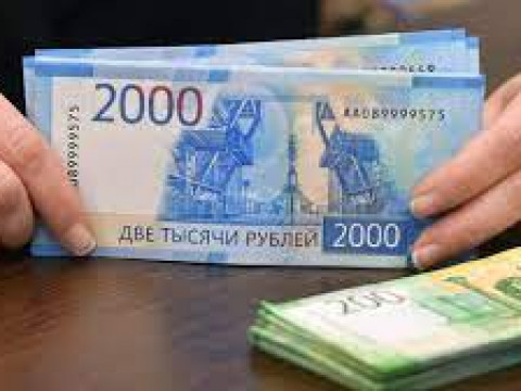 الروبل الروسي يتراجع أمام الدولار، عقب خفض المركزي الروسي لمعدل الفائدة