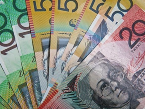 الدولار الأسترالي ينخفض عقب بيانات مبيعات التجزئة