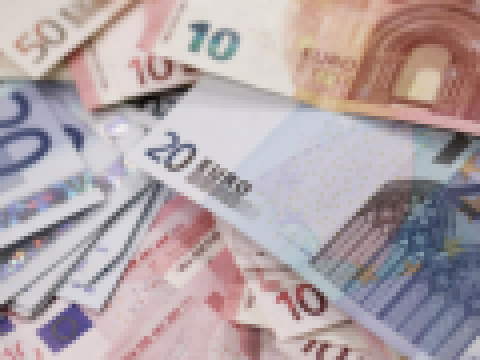 اليورو ينزل عن 87 بنسا أمام الاسترليني
