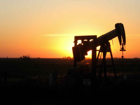 تراجع واضح في أسعار النفط وقلق شديد بشأن التنقيب الصخري الأمريكي