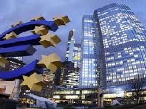 الدولار ينخفض مع توجه الأنظار في منطقة اليورو إلى اجتماع المركزي الأوروبي