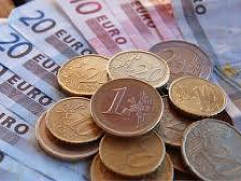 تراجع العملة الموحدة اليورو أمام الدولار الأمريكي مع مطلع تداولات الأسبوع