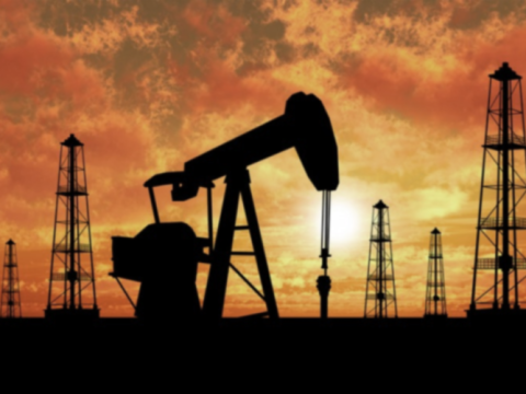 النفط يستقر قريبا من أكبر مستوياته في عامين ونصف