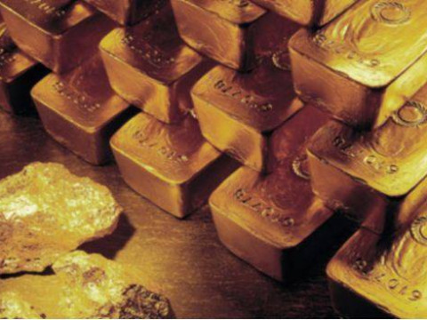 الذهب ينخفض بفعل توقف تراجع الدولار