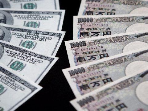 الدولار الأمريكي يتراجع أمام الين الياباني للمره الأولى في ثلاثة جلسات