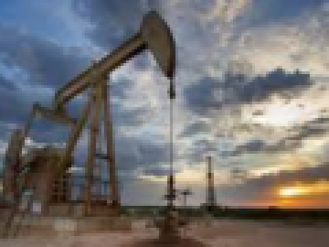النفط الخام يتراجع إلى أدنى مستوياته في ثلاثة أسابيع