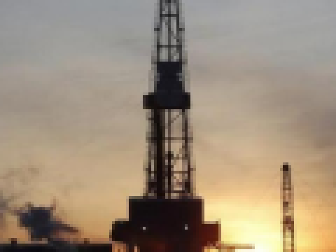 النفط يبدد مكاسبه المبكرة مع زيادة الإمدادات الأمريكية