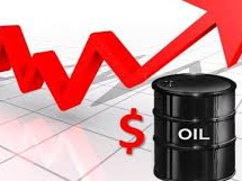 النفط الخام يرتفع للأعلى في شهرين قبل أن يعود إلى الهبوط