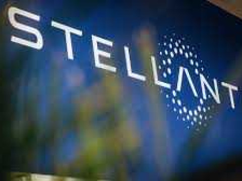 شركة صناعة السيارات Stellantis تحقق إيرادات قياسية وصافي أرباح في عام 2023