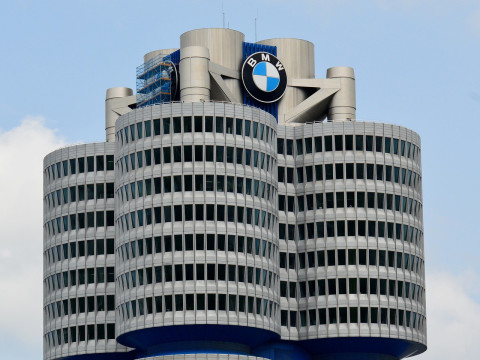 شركة BMW ترفع توقعاتها السنوية في ظل مخاوف التضخم وسلسلة التوريد