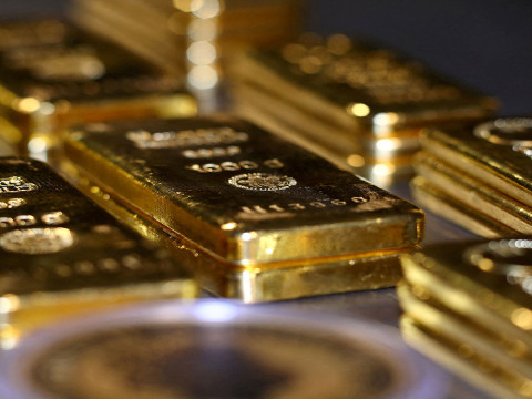 الذهب يسجل انخفاضاً تزامناً مع ارتفاع الدولار الأمريكي