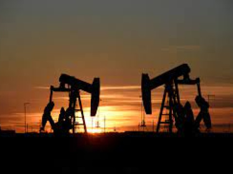 أسعار النفط تتراجع خلال تعاملات الثلاثاء وخام برنت يهبط إلى 83.08 دولار للبرميل