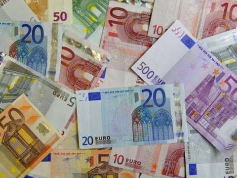 اليورو بالمنطقة الإيجابية وسط ترقب تصريحات أعضاء المركزي الأوروبي